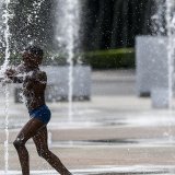 Tous les moyens sont bons pour se rafraîchir, comme ici sur la Place des Nations à Genève, mais la canicule qui devrait encore se renforcer ces prochains jours en plusieurs endroits, peut avoir de dramatiques conséquences (Photo d'illustration).